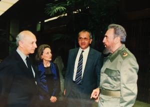 O embaixador Rubens Ricupero, então secretário-geral da Conferência das Nações Unidas sobre Comércio e Desenvolvimento (UNCTAD) participa de cerimônia comemorativa dos 50 anos da Conferência de Havana, que criou a Organização Internacional do Comércio - não ratificada pelos Estados Unidos. A foto registra o momento em que Rubens e Marisa Ricupero conversam com Jesus Saad, representante da Organização Mundial do Comércio (OMC) e o presidente cubano, Fidel Castro.